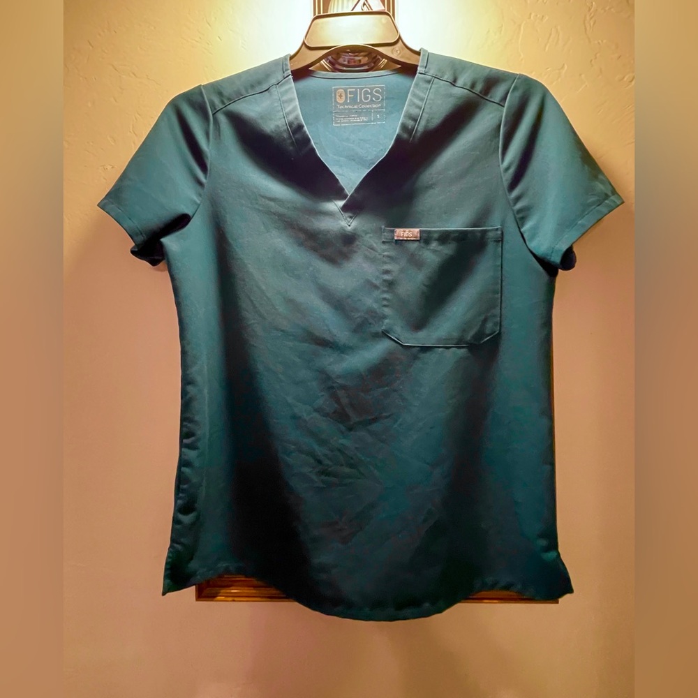 Figs Catarina one-pocket V-Neck Scrub Top in Caribbean Blue small